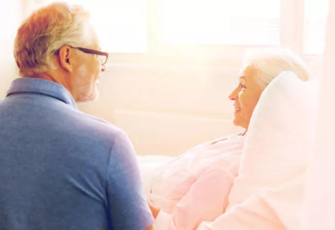 Un couple dans une chambre d'hôpital