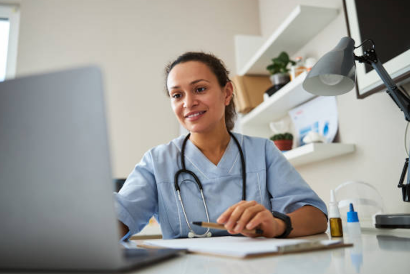 Professionnel de santé sur un ordinateur