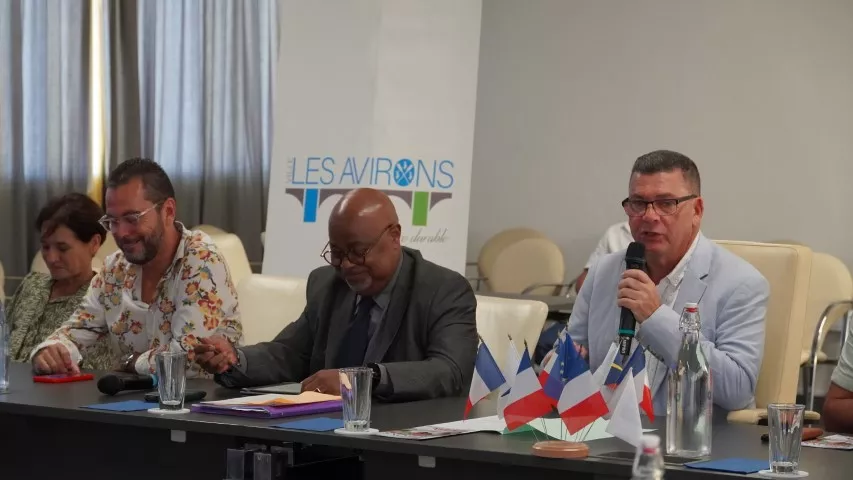 La ville des Avirons signe son CLS 1