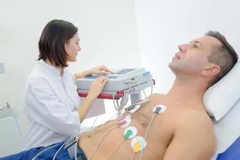 Personne faisant une électrocardiographie