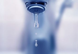 Gouttes d'eau tombant d'un robinet