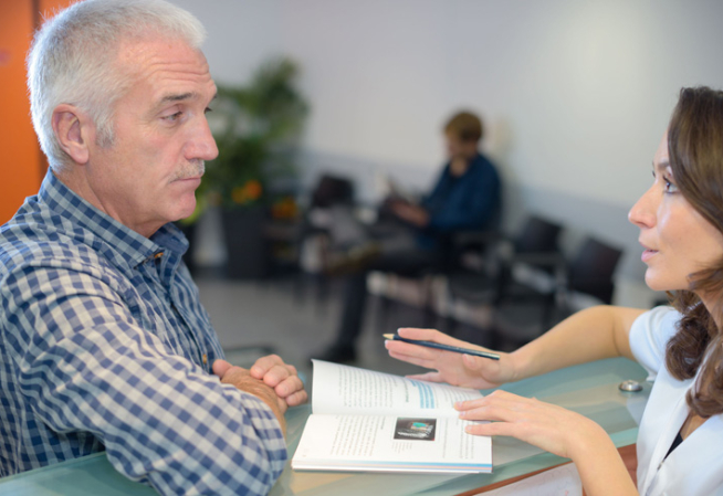 2 personnes à l'accueil d'un établissement