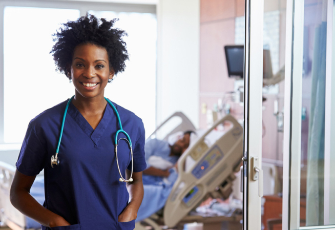 Une infirmière dans une chambre d'hôpital