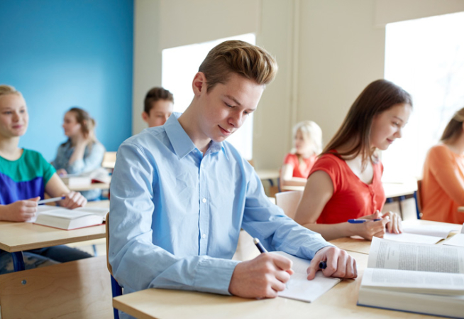 Etudiants passant un examen scolaire