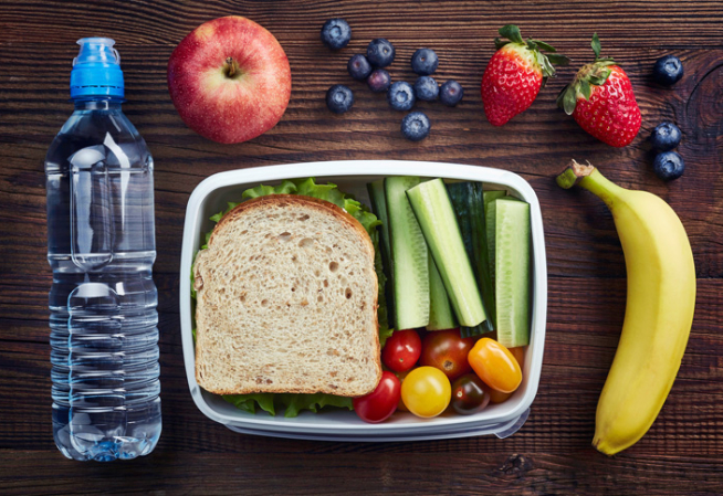 Plateau repas avec fruits et légumes