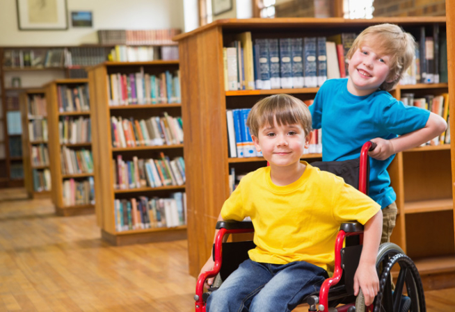 2 enfants dans une bibliothèque