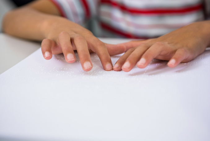 Un enfant lisant en braille