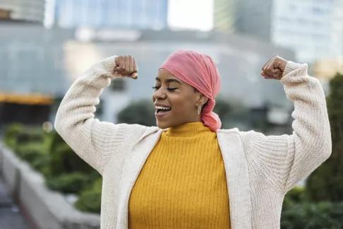 femme avec un foulard sur la tête