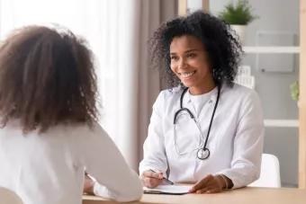 un patient avec son médecin