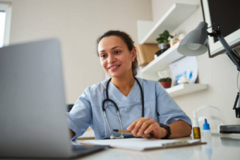 Professionnel de santé sur un ordinateur