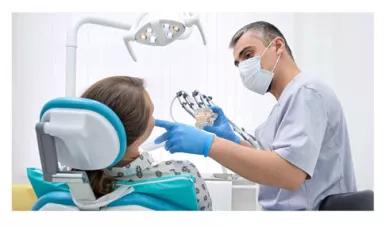 Chirurgien dentiste avec un patient