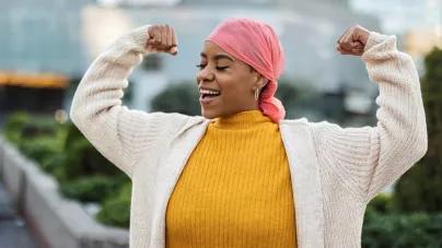 femme avec un foulard sur la tête