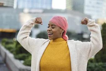 femme avec un foulard sur la tête