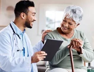 personne âgée avec son médecin