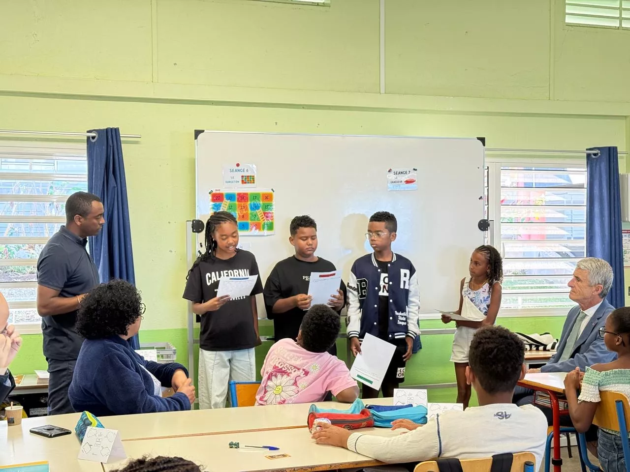 elèves dans une classe exposent