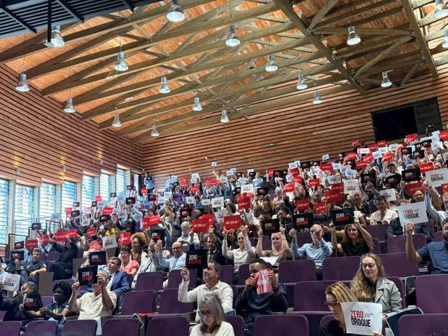 l'amphithéâtre plein pour le plan 0 drogue
