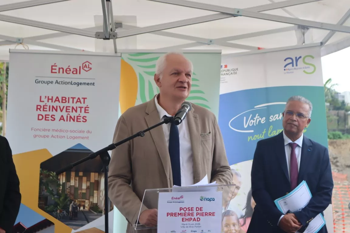Photo de Jean-Jacques Coiplet, directeur général de l'ARS faisant un discours lors de la cérémonie de pose de la première pierre de l'EHPAD de Bras-Panon