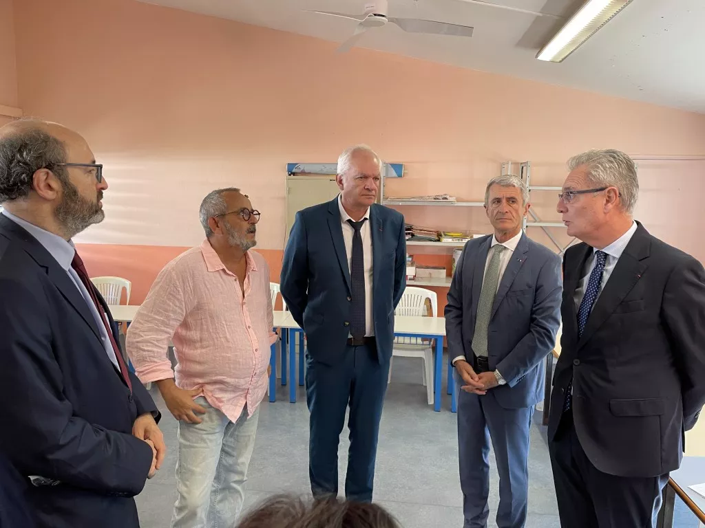 prefet, DG ARS, recteur discutent avec les professionnels