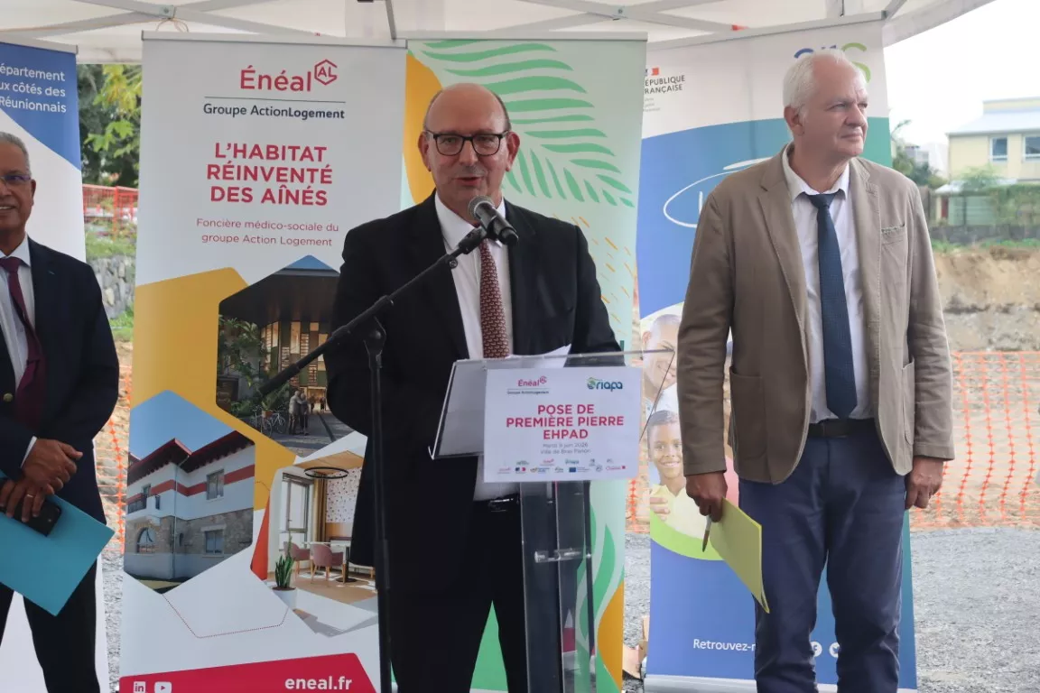 Photo du président d'ENEAL, faisant un discours lors de la cérémonie de pose de la première pierre de l'EHPAD de Bras-Panon