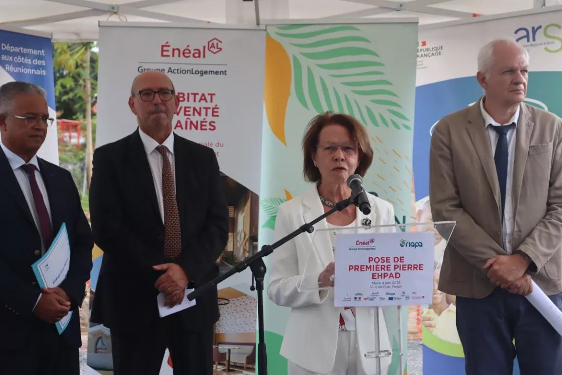 Photo de Mme Olga VAULBERT, Présidente de l’ORIAPA faisant un discours lors de la cérémonie de pose de la première pierre de l'EHPAD de Bras-Panon