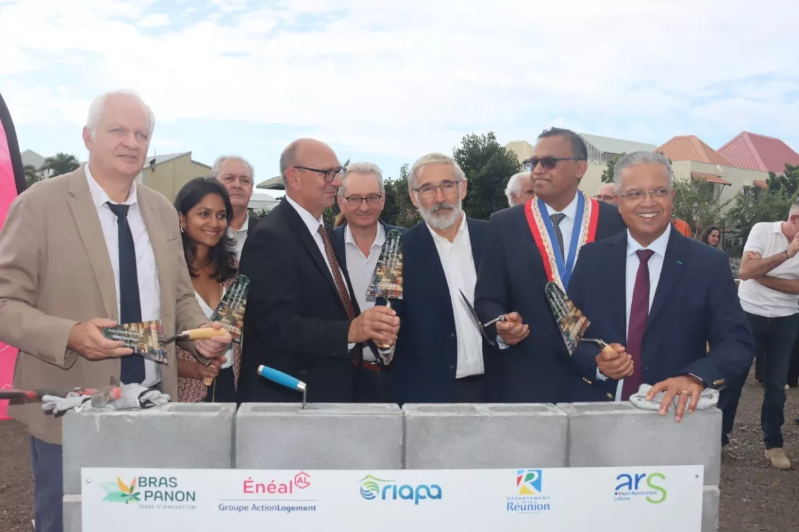 Photos d'officiels, dont Jean-Jacques Coiplet, directeur général de l'ARS, posant la première pierre du futur EHPAD de Bras-Panon 