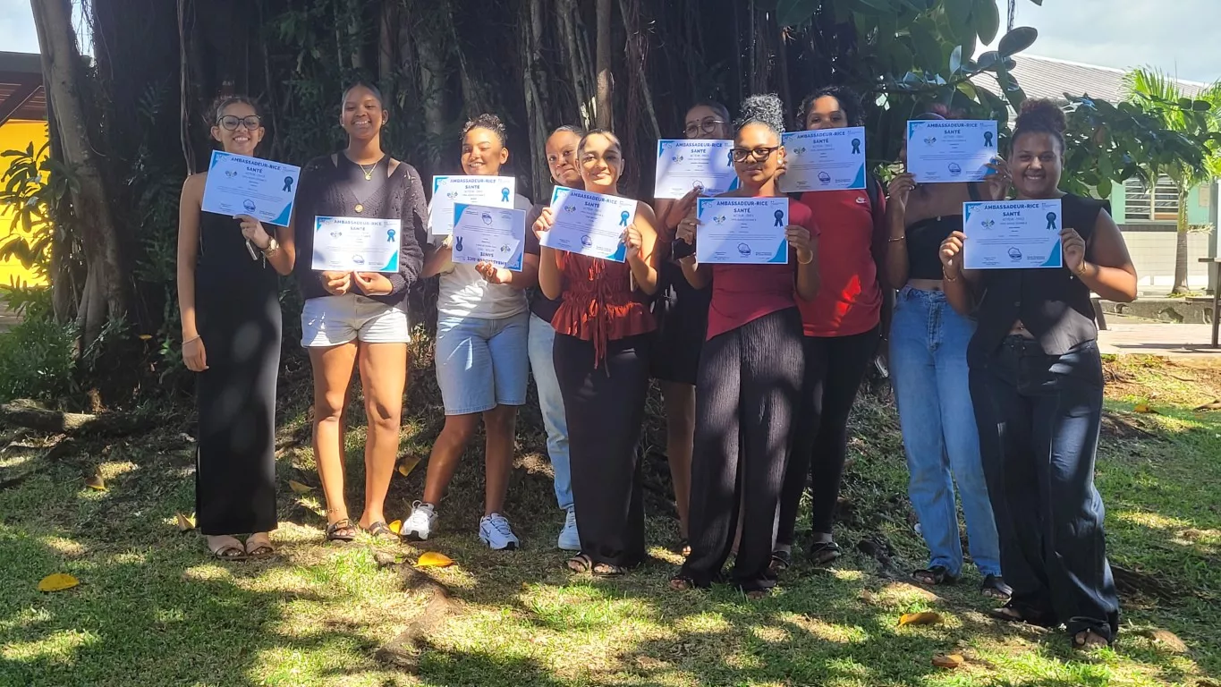 Des lyceens ambassadeurs santé avec leur diplôme