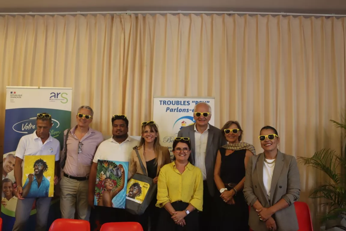 Photo de groupe, partenaires de la Mad pride portant les lunettes de l'évènement 