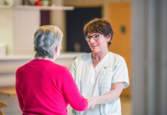 Un professionnel de santé en discussion avec une personne âgée