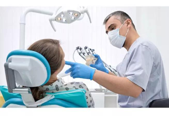 Chirurgien dentiste avec un patient