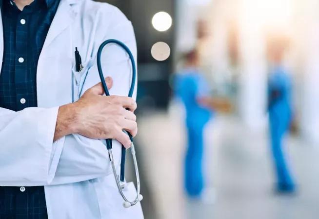 médecin en blouse blanche