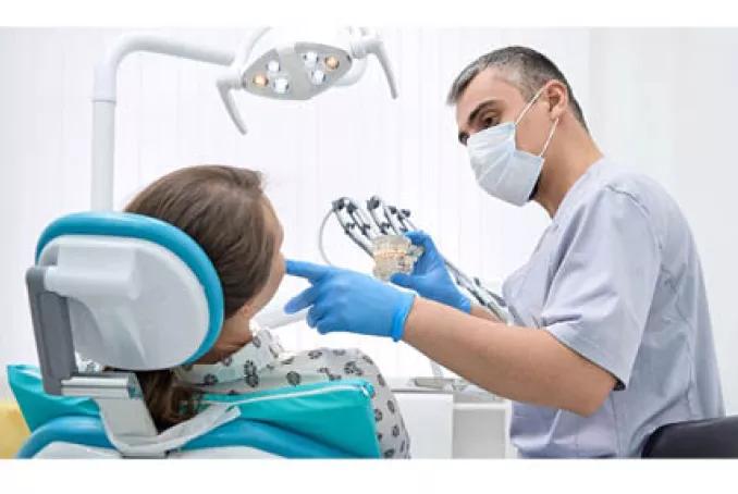 Chirurgien dentiste avec un patient