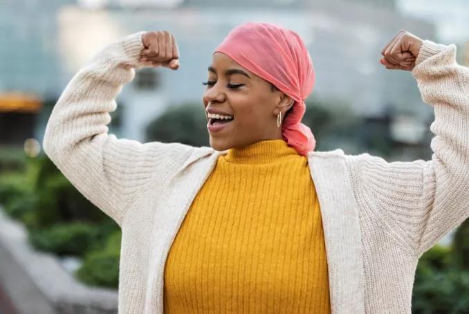 femme avec un foulard sur la tête
